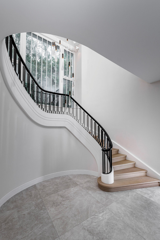 Gewendelte, Große Klassische Holztreppe mit Holz-Setzstufen und Stahlgeländer in Berlin