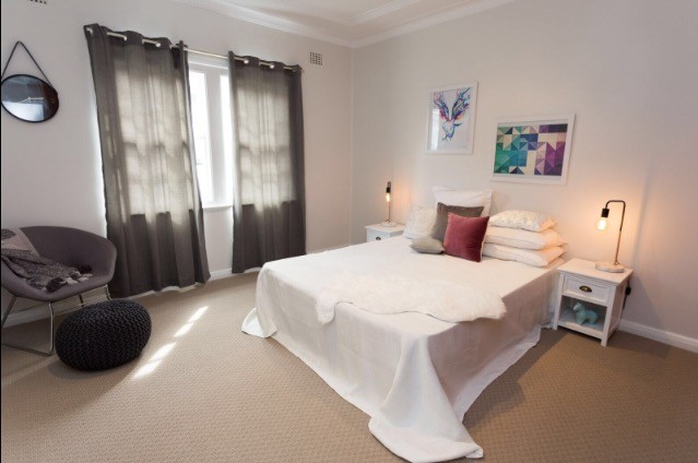 Inspiration for a mid-sized contemporary master bedroom in Newcastle - Maitland with grey walls and carpet.