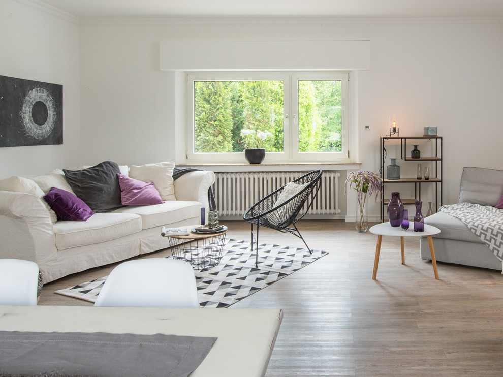 This is an example of a contemporary living room in Essen.