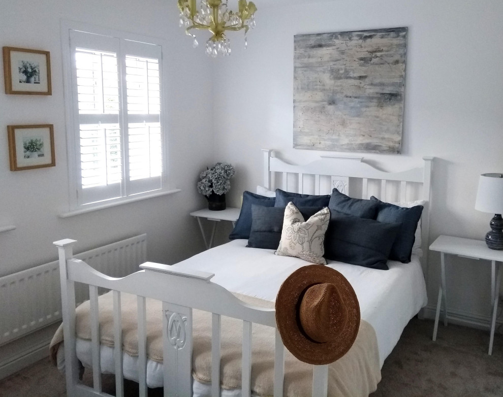 Esempio di una camera da letto chic di medie dimensioni con pareti bianche e moquette