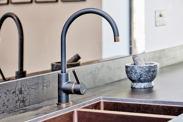 Barn conversion - Black & Magic Grey handle-less kitchen contemporary-koek