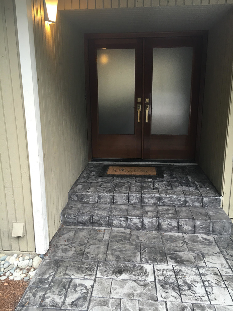 Example of a transitional entryway design in Seattle