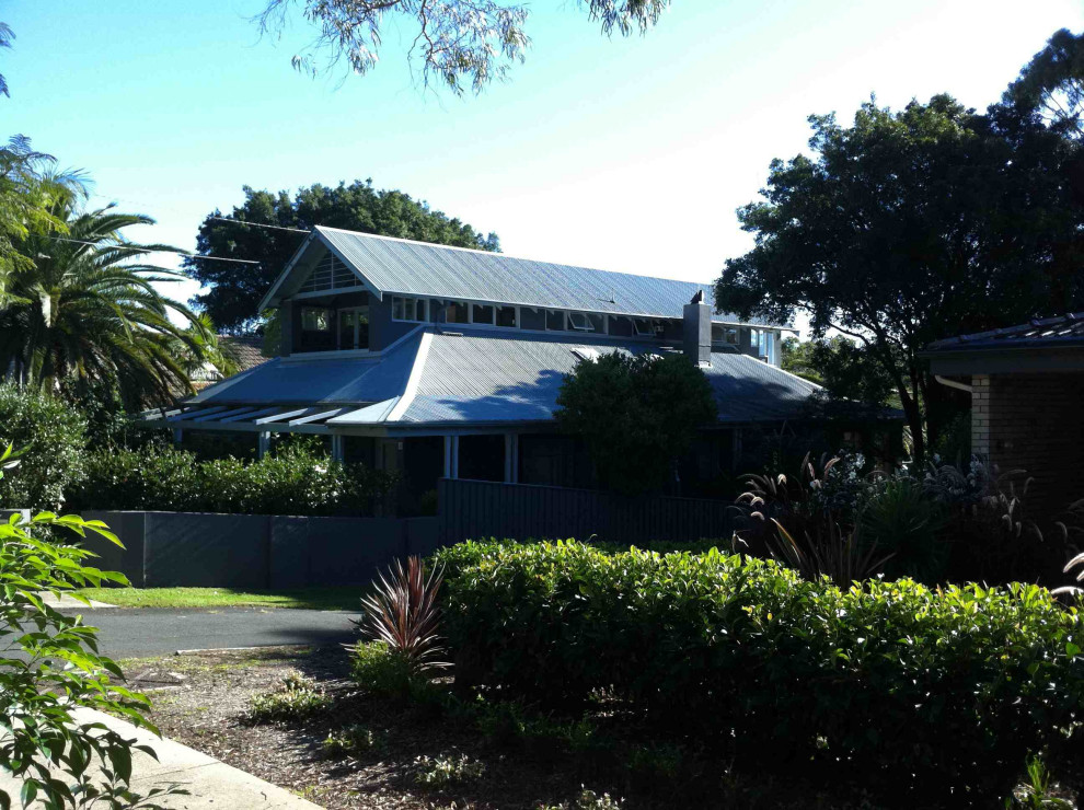 Mittelgroßes, Dreistöckiges Landhausstil Einfamilienhaus mit Putzfassade, grauer Fassadenfarbe, Satteldach, Blechdach und grauem Dach in Sydney