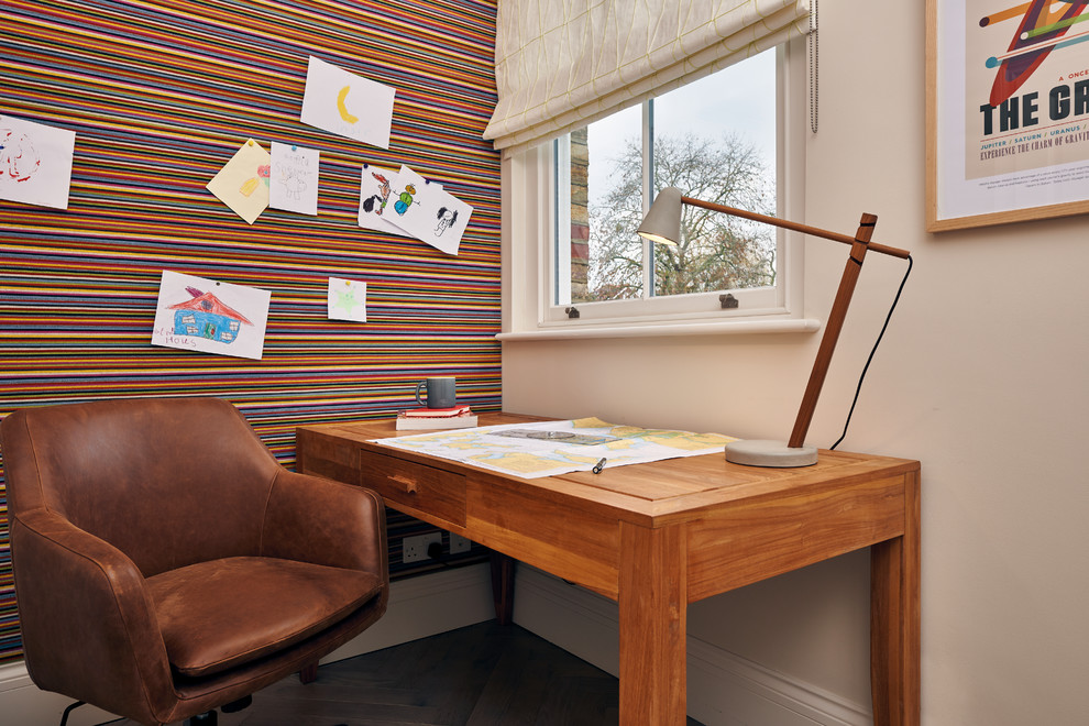 Idées déco pour un petit bureau contemporain avec un mur multicolore, un sol en bois brun, aucune cheminée et un bureau indépendant.