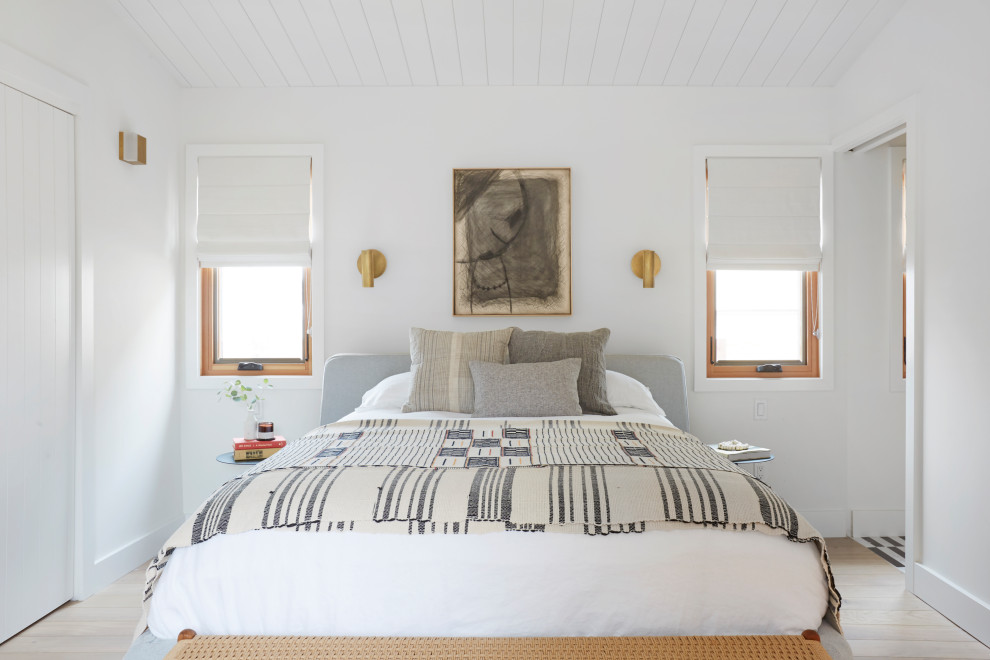 Aménagement d'une chambre d'amis rétro avec un mur blanc, parquet clair, aucune cheminée, un sol beige et un plafond en bois.