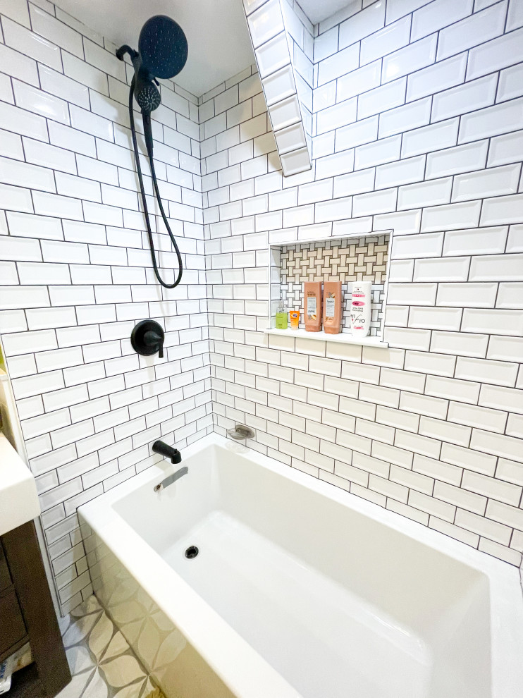 Inredning av ett amerikanskt mellanstort vit vitt badrum för barn, med luckor med infälld panel, skåp i mellenmörkt trä, ett badkar i en alkov, en dusch/badkar-kombination, en toalettstol med separat cisternkåpa, vit kakel, porslinskakel, gröna väggar, klinkergolv i keramik, ett integrerad handfat, bänkskiva i akrylsten, beiget golv och dusch med duschdraperi