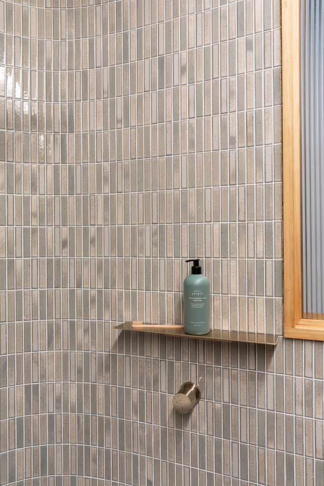 Modern inredning av ett litet grå grått en-suite badrum, med ett platsbyggt badkar, en öppen dusch, en toalettstol med separat cisternkåpa, vit kakel, keramikplattor, gröna väggar, kalkstensgolv, ett väggmonterat handfat, bänkskiva i betong, grått golv och med dusch som är öppen
