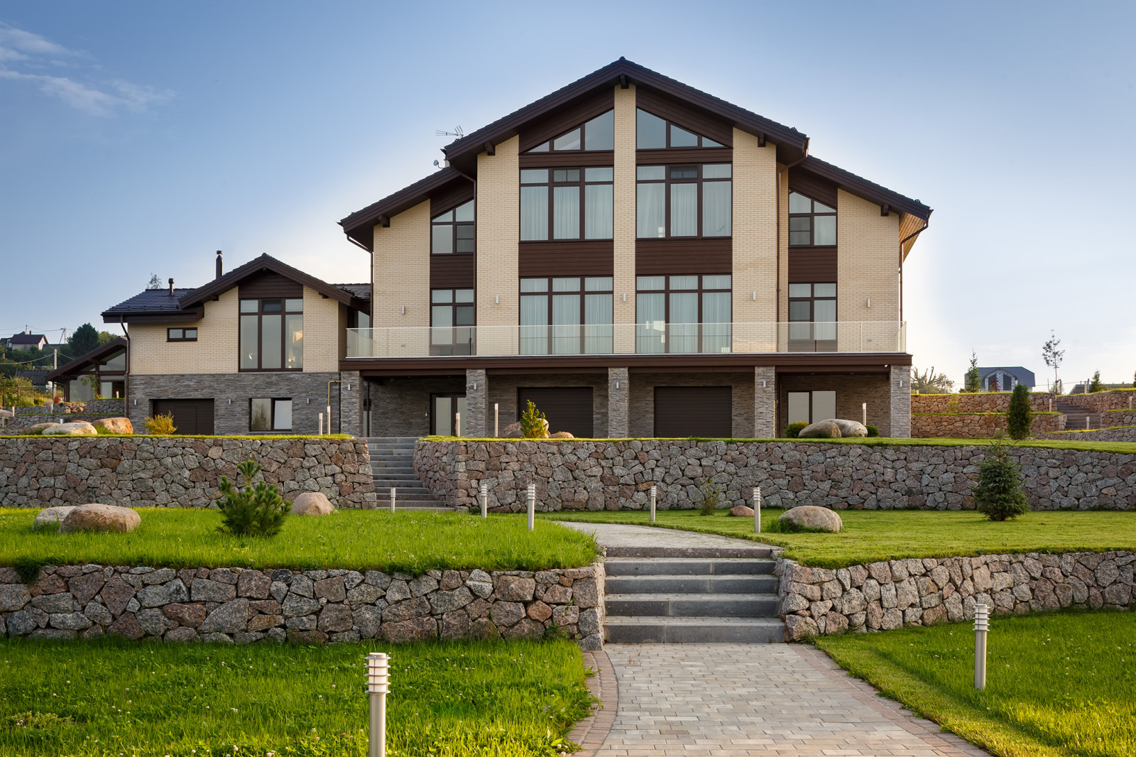 Дом на склоне