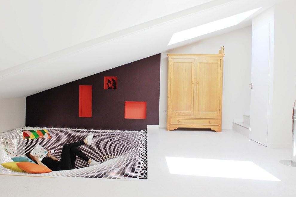 Expansive contemporary hallway in Lyon with white walls.