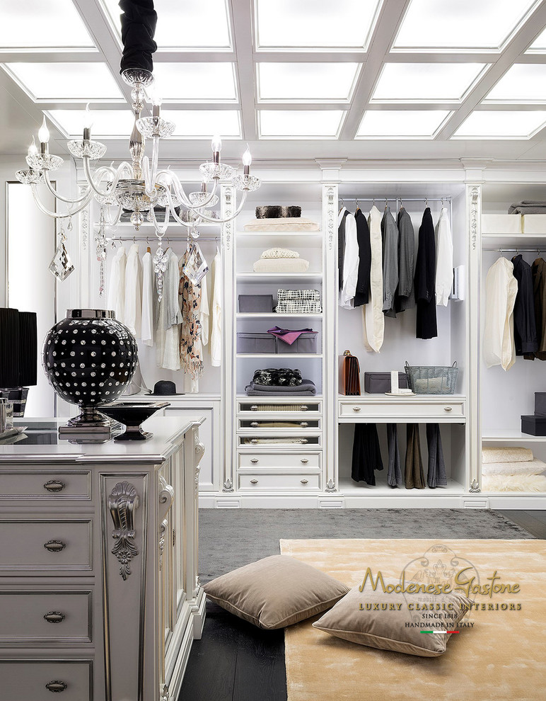 Стильный дизайн: гардеробная комната унисекс в современном стиле с фасадами с выступающей филенкой - последний тренд