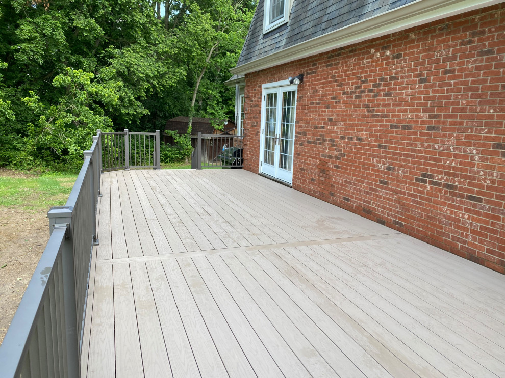 Inspiration for a transitional deck remodel in Cincinnati