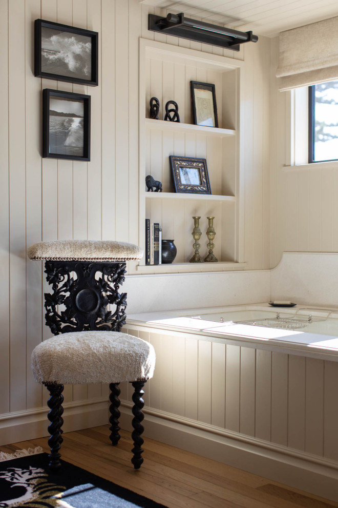 Foto på ett maritimt svart en-suite badrum, med släta luckor, vita skåp, ljust trägolv, ett undermonterad handfat och marmorbänkskiva