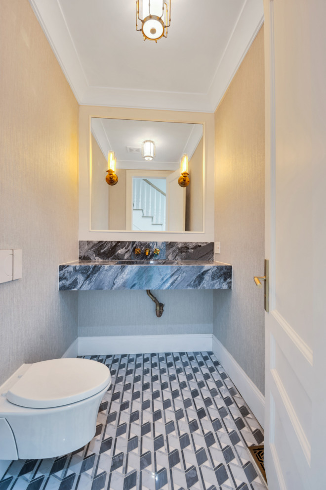 Immagine di un bagno di servizio moderno di medie dimensioni con WC sospeso, top in marmo, top multicolore, mobile bagno sospeso e carta da parati