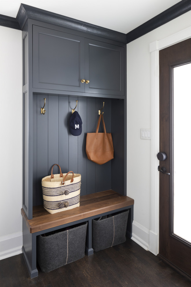 Example of a transitional entryway design in Milwaukee