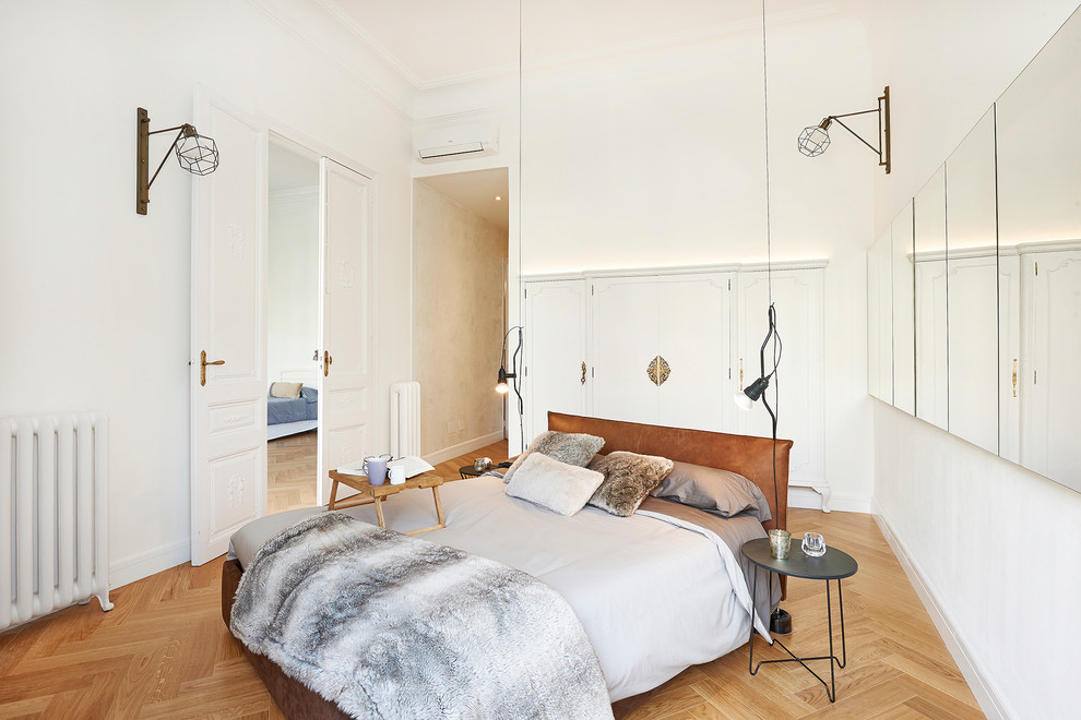 Inspiration for a large scandinavian master bedroom in Barcelona with white walls, medium hardwood floors and no fireplace.