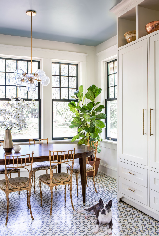 Свежая идея для дизайна: столовая в стиле неоклассика (современная классика) с с кухонным уголком, белыми стенами и разноцветным полом - отличное фото интерьера