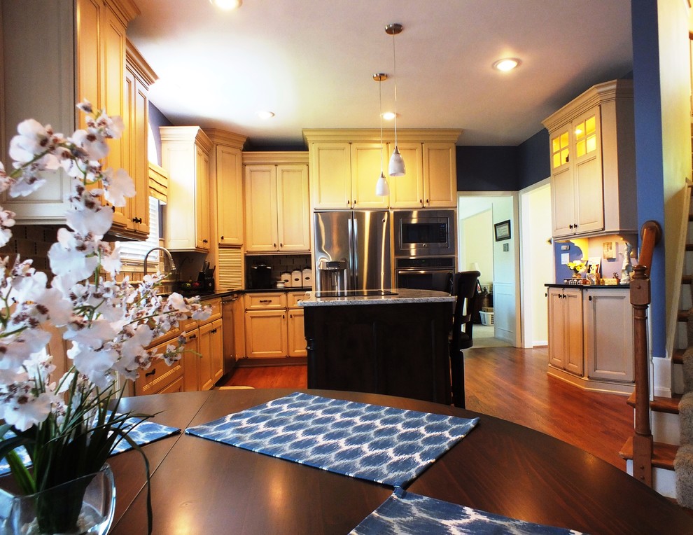 Transitional kitchen photo in Cincinnati