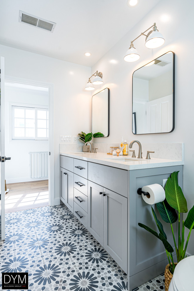 Стильный дизайн: большая главная ванная комната в классическом стиле с плоскими фасадами, серыми фасадами, душем в нише, унитазом-моноблоком, белой плиткой, плиткой кабанчик, белыми стенами, полом из керамической плитки, накладной раковиной, мраморной столешницей, разноцветным полом, душем с раздвижными дверями, белой столешницей, тумбой под две раковины, встроенной тумбой, потолком с обоями и обоями на стенах - последний тренд