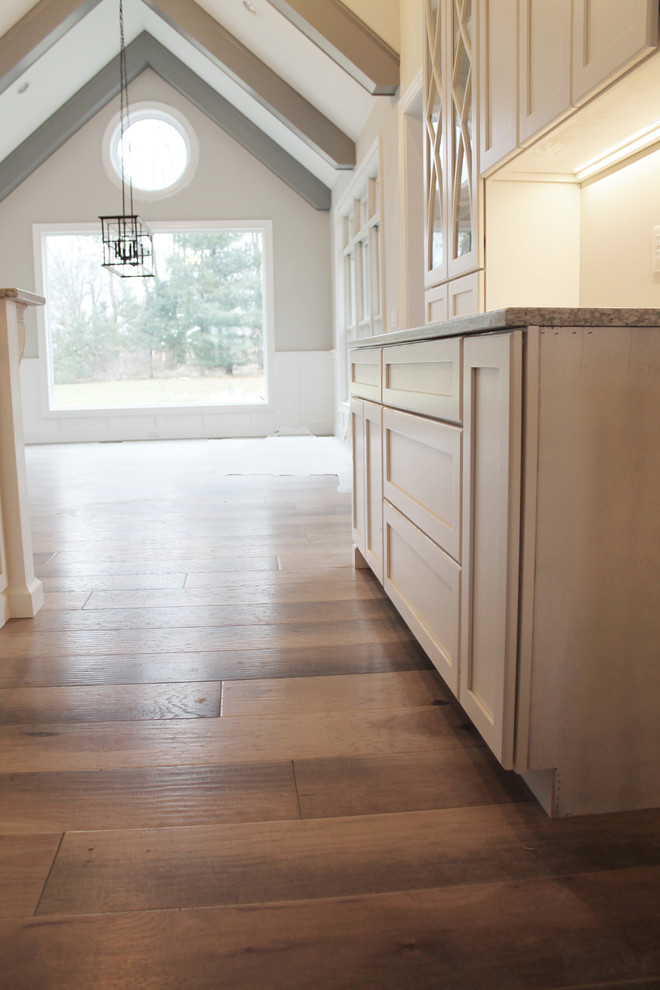 Kitchen - rustic kitchen idea in Chicago