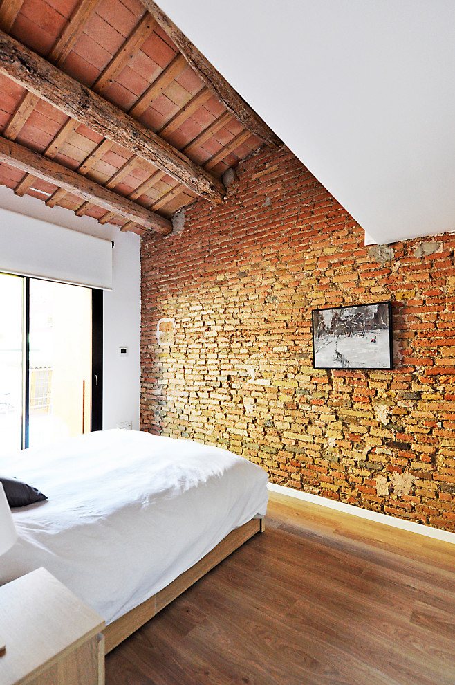 Großes Modernes Hauptschlafzimmer mit weißer Wandfarbe, Keramikboden, braunem Boden, freigelegten Dachbalken und Ziegelwänden in Barcelona