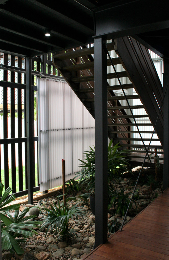 Пример оригинального дизайна: коридор среднего размера в стиле модернизм с белыми стенами, паркетным полом среднего тона, коричневым полом, балками на потолке и панелями на части стены
