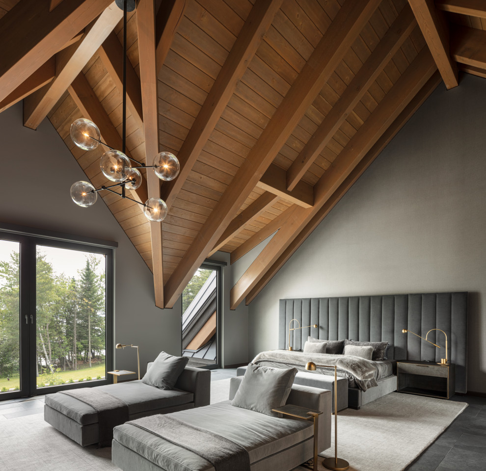 Geräumiges Modernes Schlafzimmer mit grauer Wandfarbe, Schieferboden, Kamin, grauem Boden und Holzdecke in Montreal