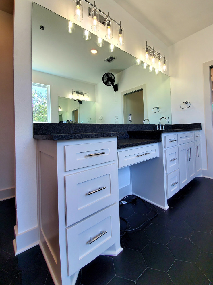 Home design - transitional home design idea in Austin