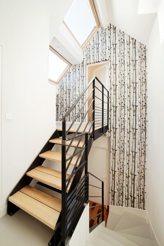 Mid-sized scandinavian wood straight staircase in Rennes with open risers.