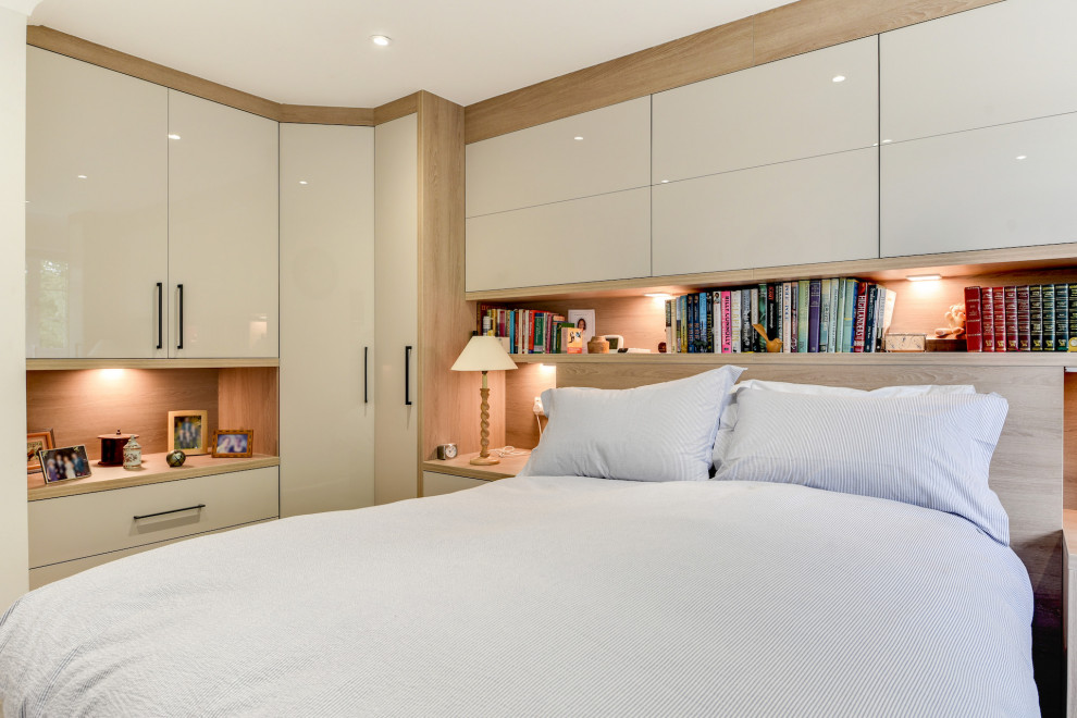 Mittelgroßes Modernes Hauptschlafzimmer ohne Kamin mit weißer Wandfarbe, Teppichboden und lila Boden in Surrey