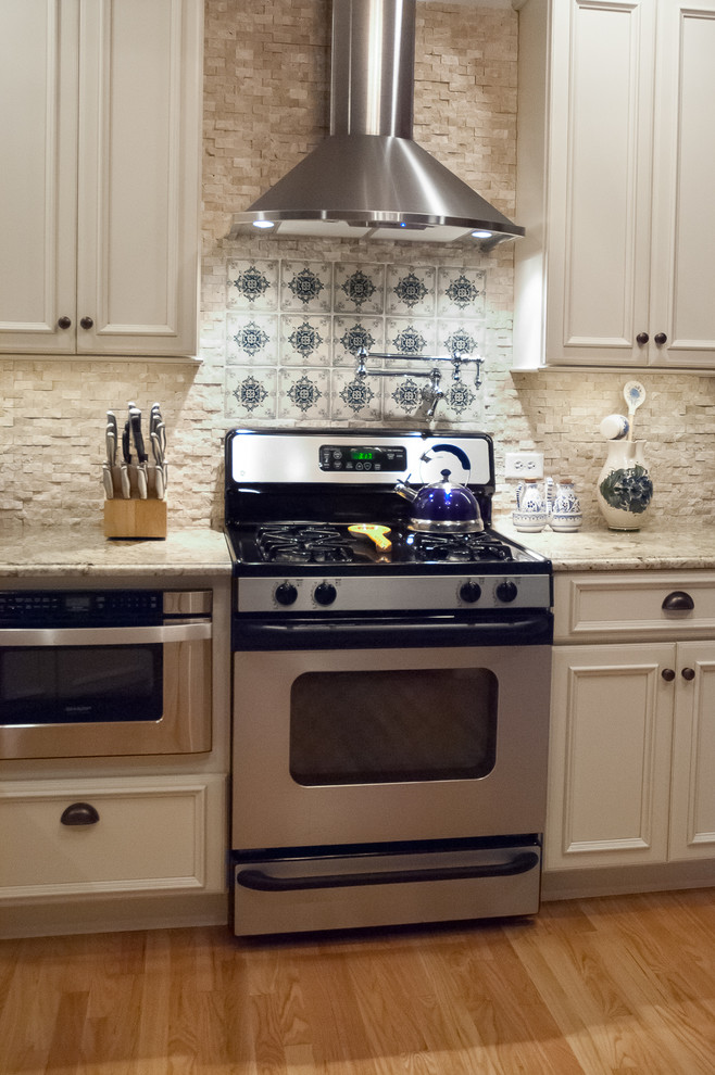 Kitchen - transitional kitchen idea in Chicago