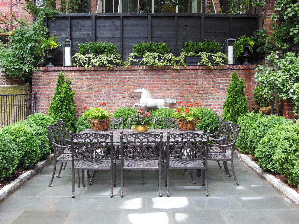 Photo of a traditional courtyard patio in New York.