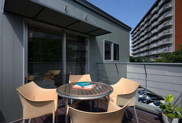 ３階バルコニー moderno-patio