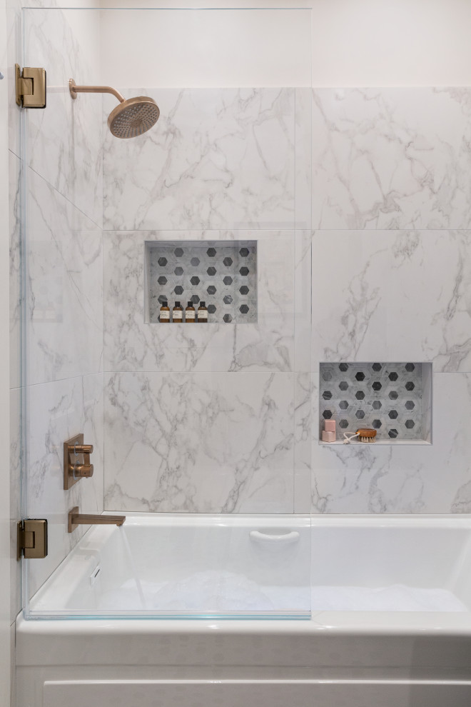 Idéer för att renovera ett mellanstort vintage en-suite badrum, med ett badkar i en alkov, en dusch/badkar-kombination, vit kakel, porslinskakel och dusch med gångjärnsdörr