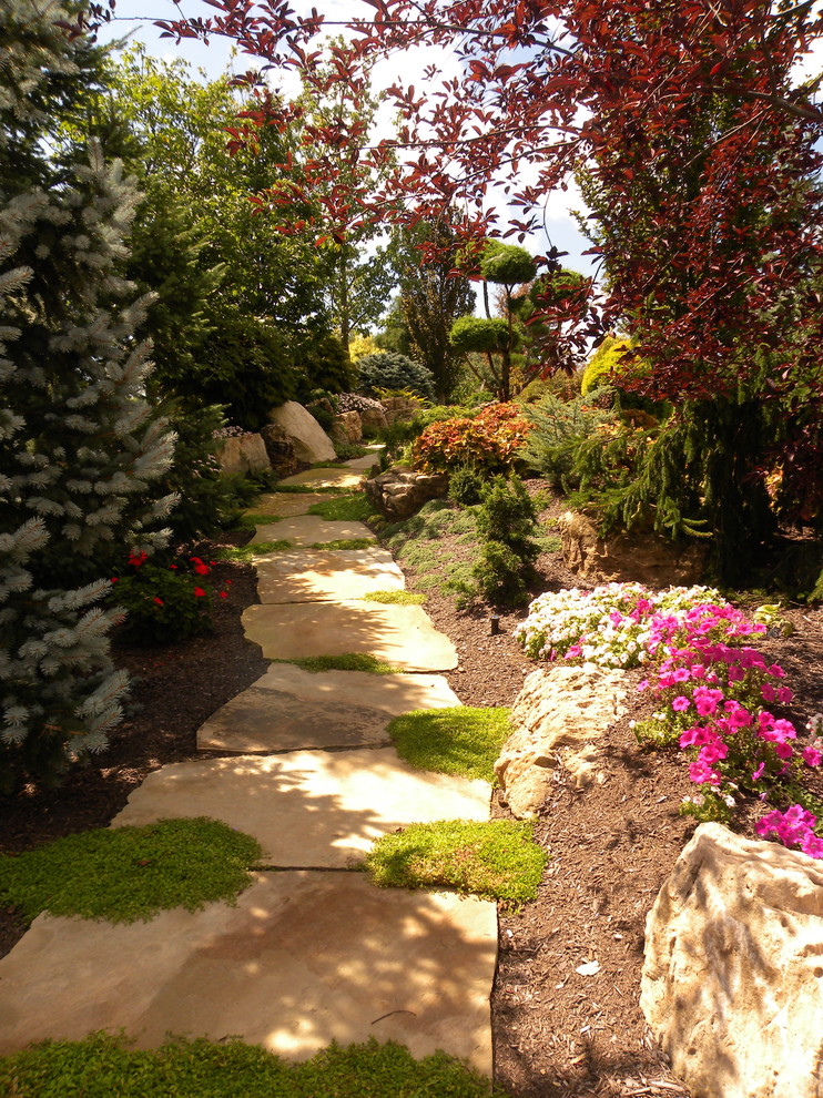Inspiration for a large traditional side yard garden for summer in Chicago with a garden path and natural stone pavers.