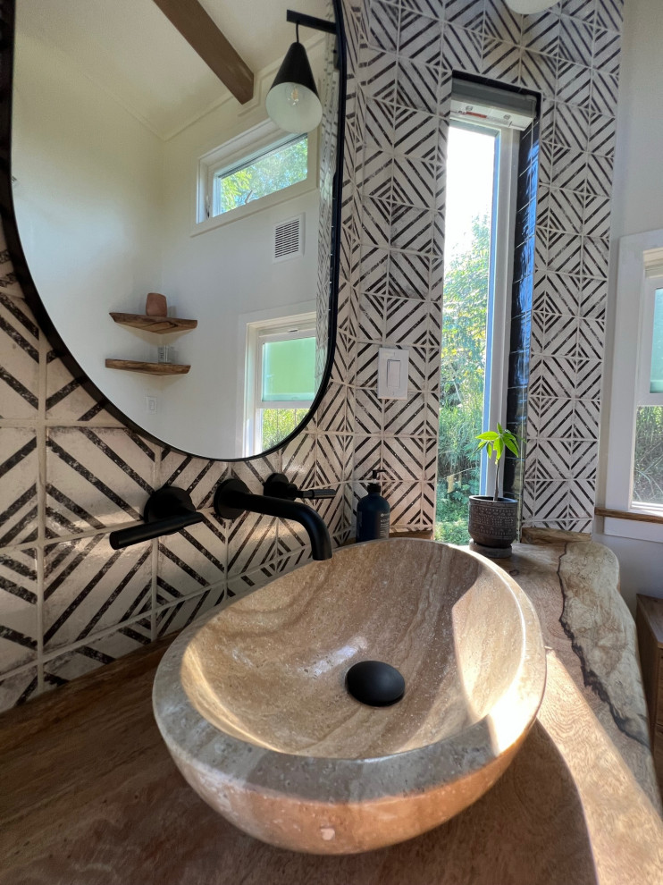 Foto på ett mellanstort lantligt beige en-suite badrum, med öppna hyllor, skåp i ljust trä, en hörndusch, svart och vit kakel, keramikplattor, klinkergolv i terrakotta, träbänkskiva och dusch med duschdraperi