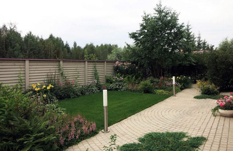 Сад с геометричным водоемом