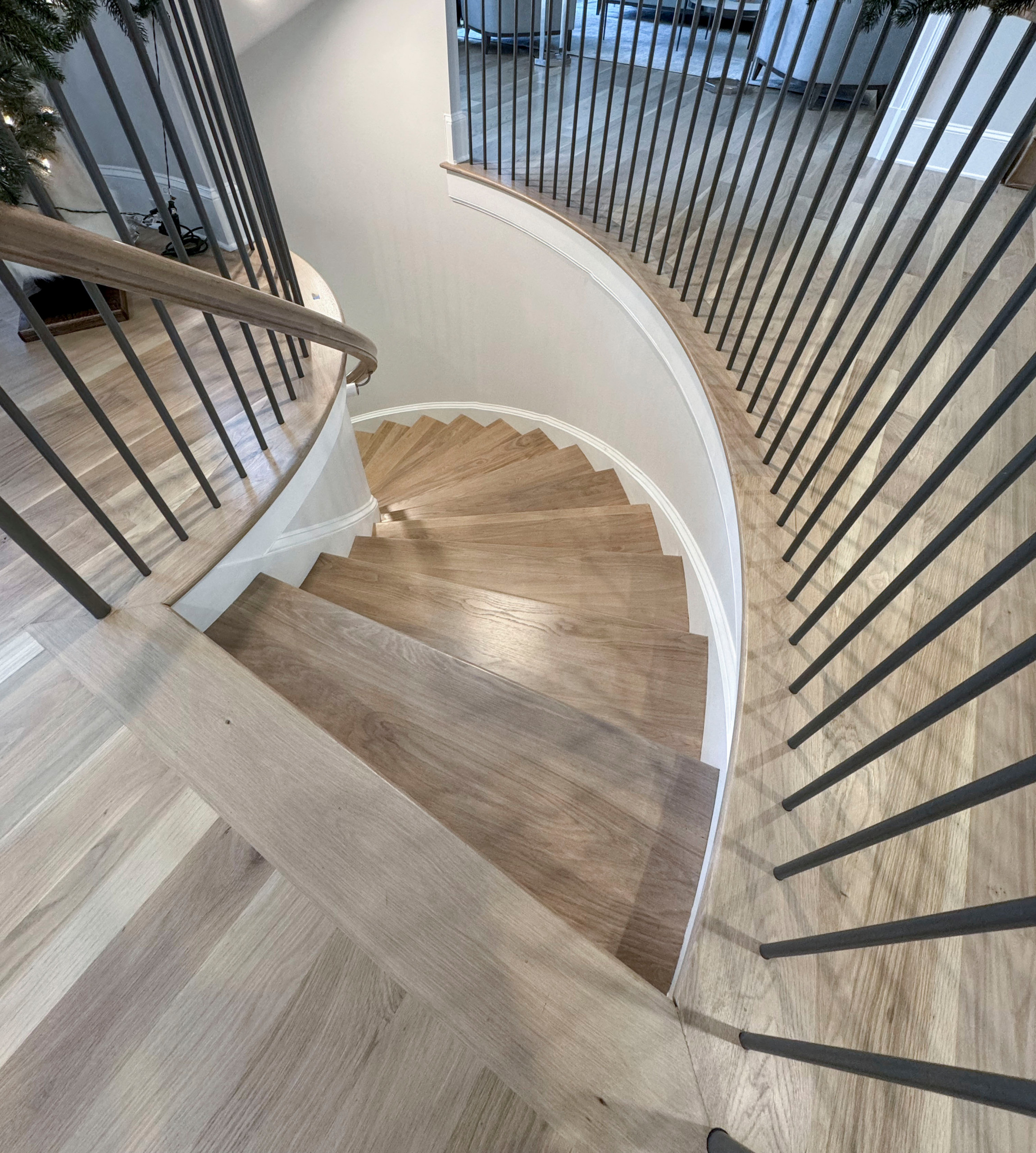 116_Elegant & Eye-catching Curved Staircase, Leesburg VA 20175