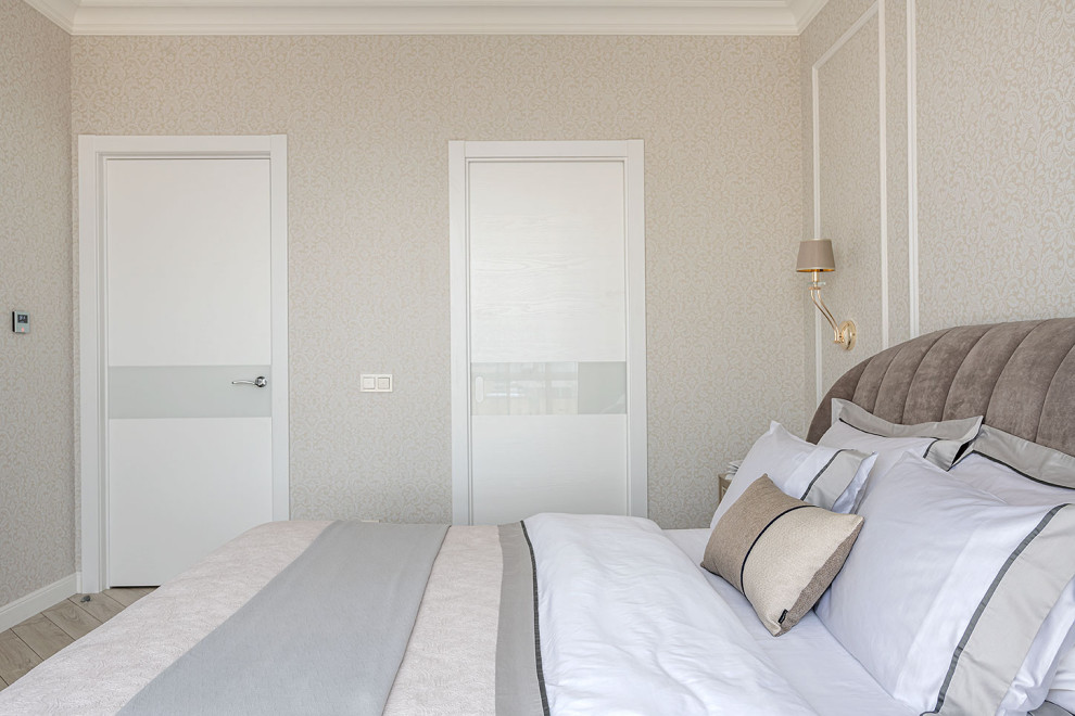 Идея дизайна: хозяйская спальня среднего размера в стиле модернизм с бежевыми стенами, полом из фанеры, серым полом и обоями на стенах