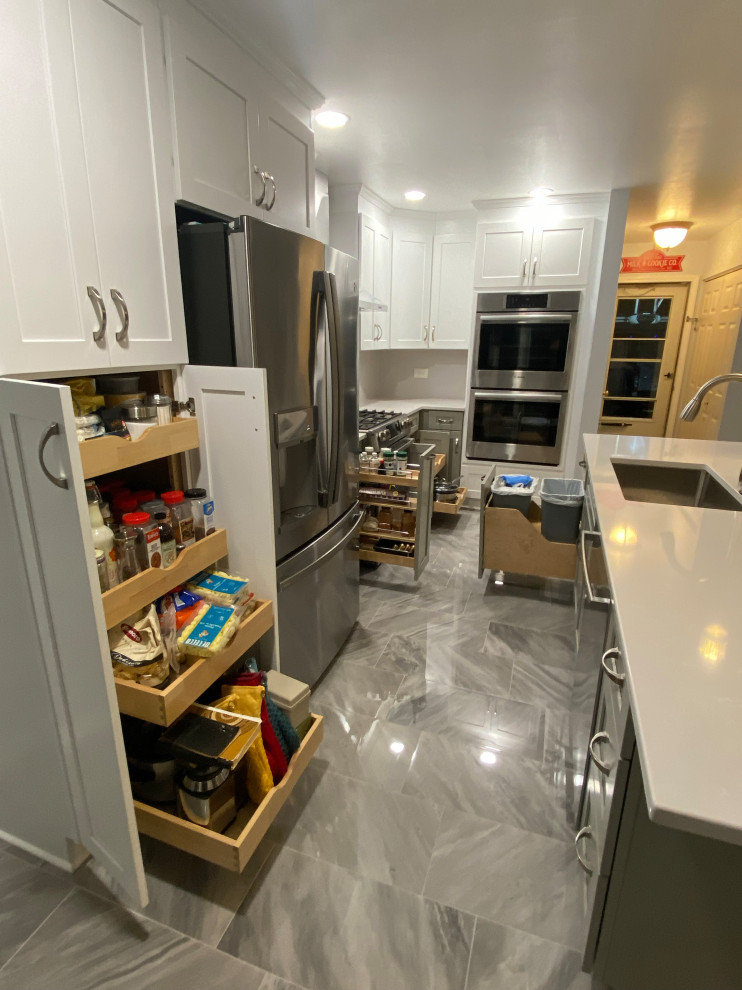 Photo of a mid-sized transitional l-shaped eat-in kitchen in Chicago with shaker cabinets, quartz benchtops and with island.
