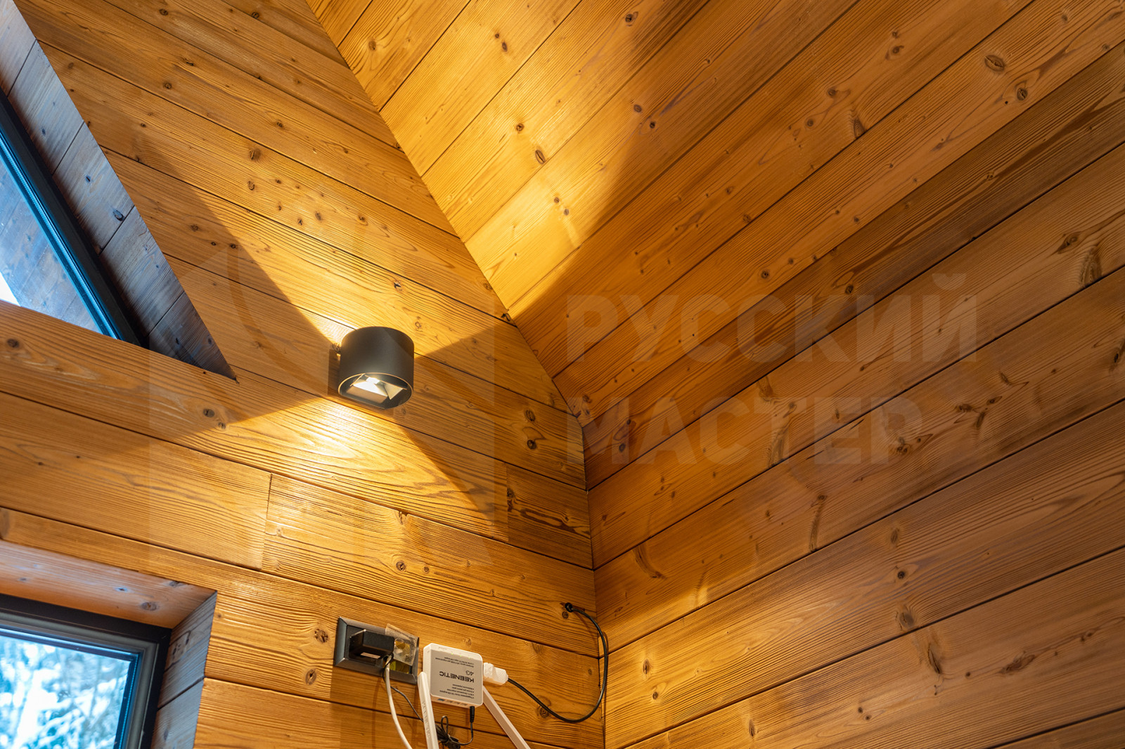 Современная баня в стиле барнхаус с отделкой из амбарной доски и доски Шале