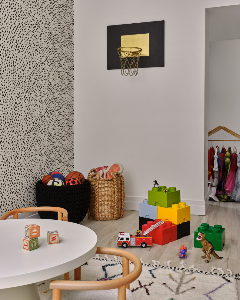 Ispirazione per una cameretta per bambini contemporanea con pareti multicolore, parquet chiaro, pavimento beige e carta da parati