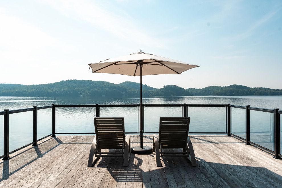 Example of a mountain style deck design in Toronto