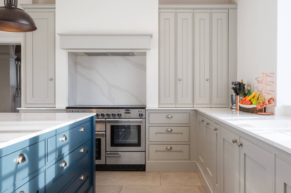 Imagen de cocinas en L clásica grande cerrada con armarios estilo shaker, puertas de armario grises, encimera de cuarcita, una isla y encimeras blancas