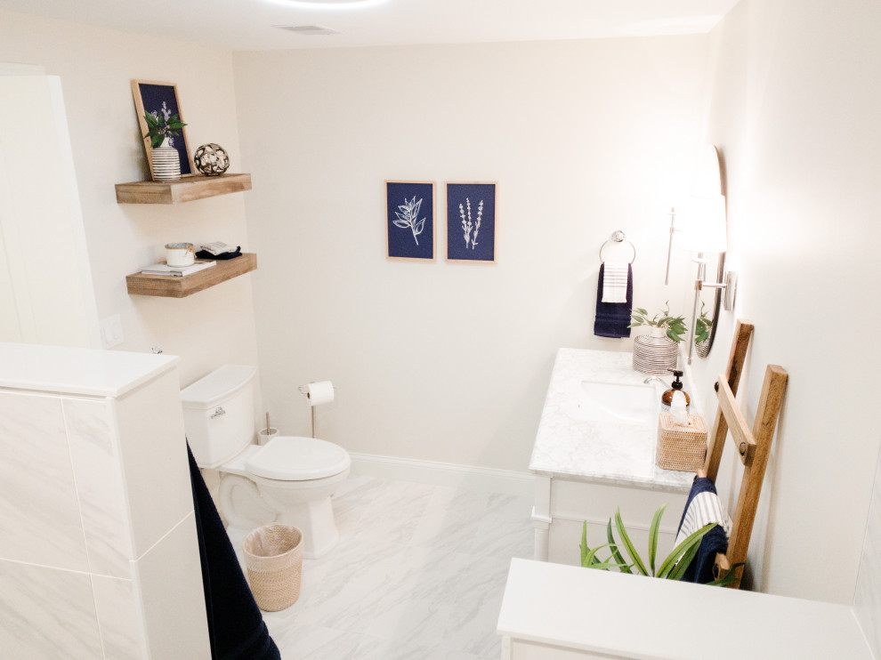 Idéer för att renovera ett mellanstort maritimt grå grått badrum med dusch, med vita skåp, en öppen dusch, en toalettstol med separat cisternkåpa, vit kakel, porslinskakel, grå väggar, klinkergolv i porslin, ett undermonterad handfat, marmorbänkskiva, vitt golv, med dusch som är öppen och möbel-liknande