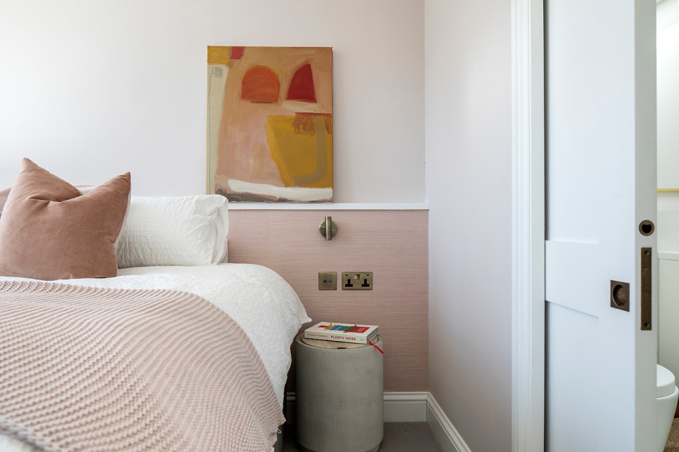 Ejemplo de habitación de invitados tradicional renovada de tamaño medio con paredes rosas, moqueta, suelo beige y papel pintado