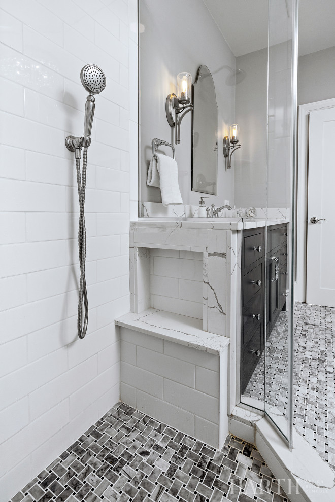Idées déco pour une salle de bain principale classique de taille moyenne avec un placard à porte affleurante, des portes de placard grises, une baignoire sur pieds, une douche d'angle, WC séparés, un carrelage blanc, des carreaux de porcelaine, un mur gris, un sol en marbre, un lavabo encastré, un plan de toilette en quartz modifié, un sol multicolore, une cabine de douche à porte battante, un plan de toilette blanc, un banc de douche, meuble simple vasque et meuble-lavabo encastré.