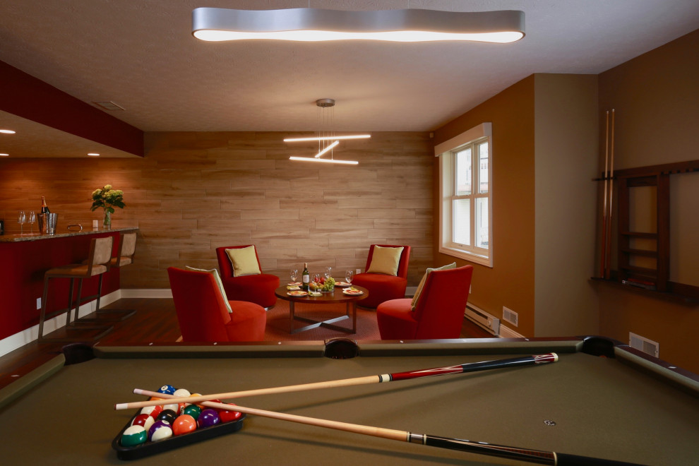 クリーブランドにある広いコンテンポラリースタイルのおしゃれなオープンリビング (ホームバー、赤い壁、無垢フローリング、茶色い床) の写真