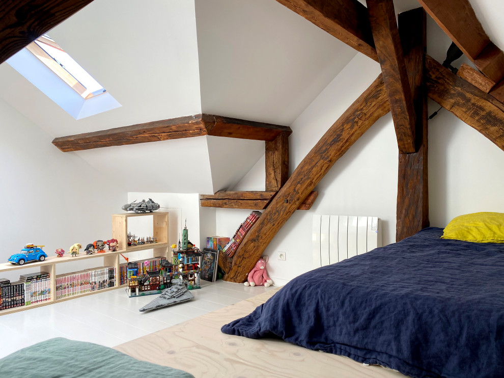 Diseño de dormitorio tipo loft, blanco y blanco y madera nórdico de tamaño medio con paredes blancas, suelo de madera pintada y suelo blanco