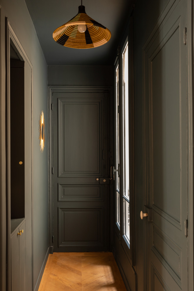 Пример оригинального дизайна: коридор в стиле неоклассика (современная классика)