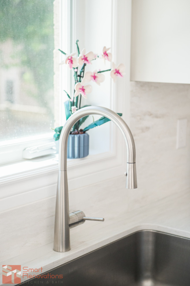 Example of a transitional home design design in Toronto